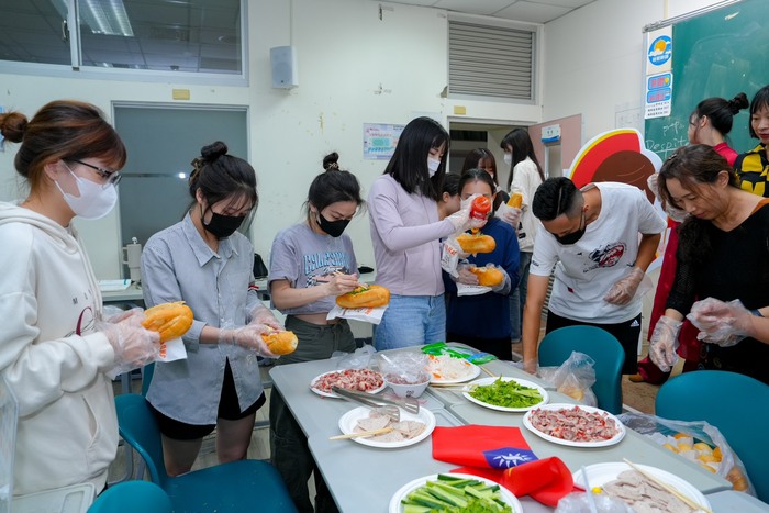 學生製作法國麵包圖片